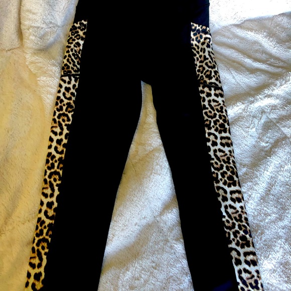 Zyia Leopard Pocket Brilliant Hi-Rise Capri 20" size 2 - Picture 2 of 3